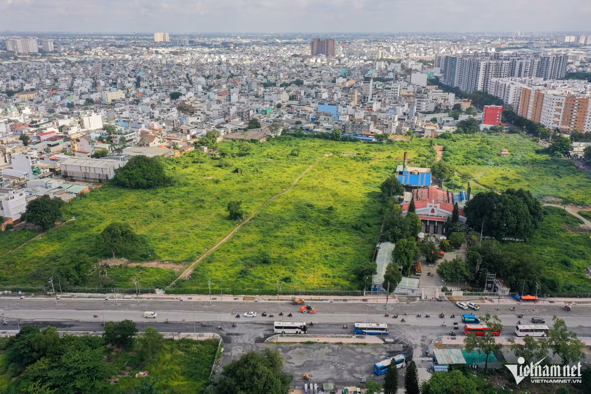 Khu vực bên tay phải đường Tân Kỳ Tân Quý (hướng từ quận Tân Phú đến quận Bình Tân) đã được giải toả xong, cỏ xanh mọc um tùm. Ở phần đất này quận Bình Tân dự kiến xây dựng một trường tiểu học với quy mô 30 phòng.