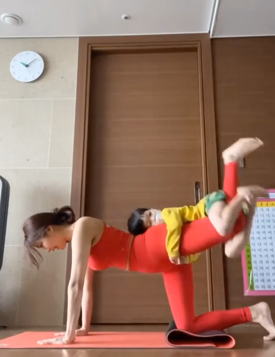 Hai mẹ con hot mom Hàn Quốc cùng luyện tập thể dục tại nhà.