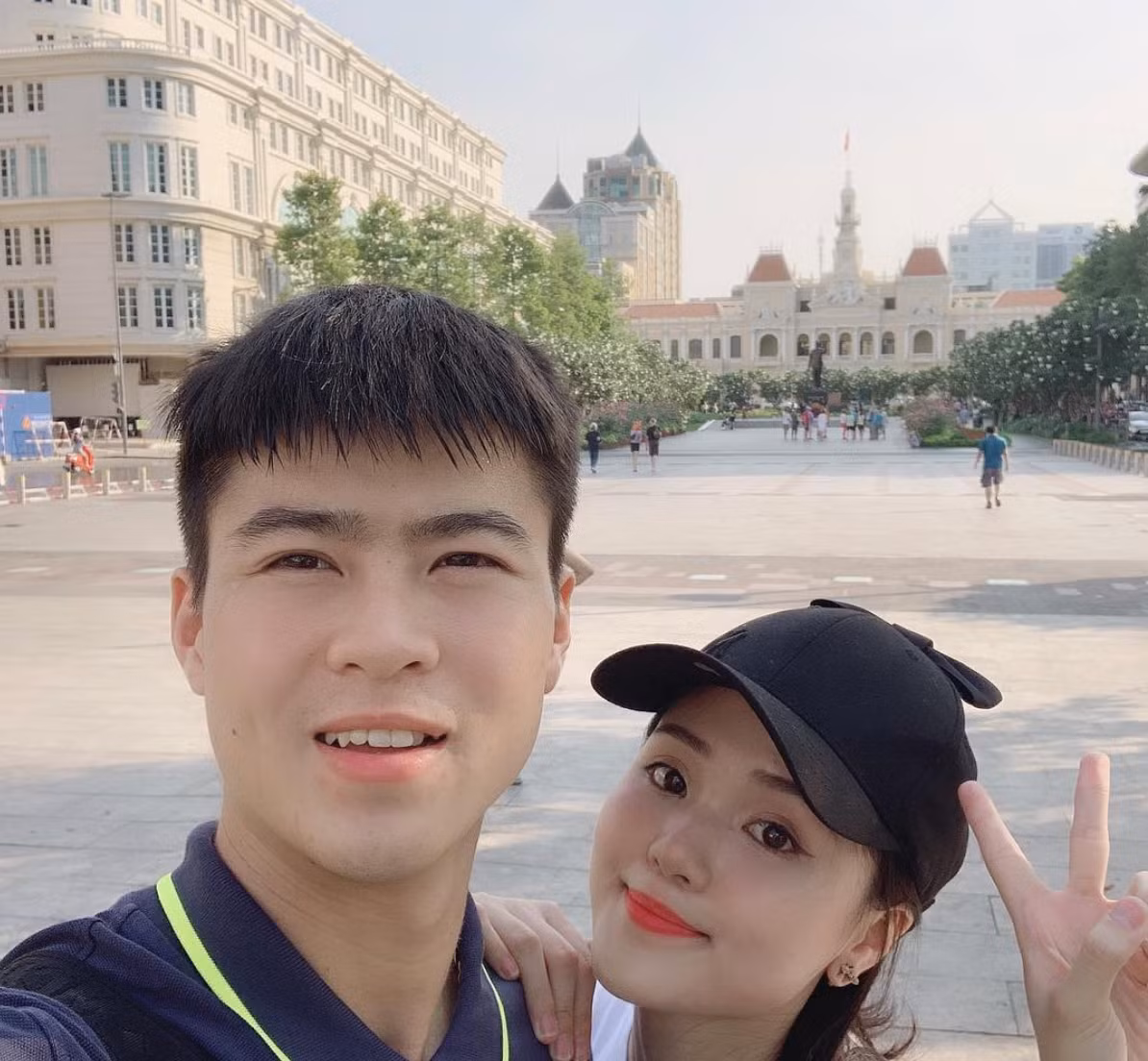  Duy Mạnh và Quỳnh Anh là cặp đôi giàu nhất làng cầu thủ - WAGs. Cặp đôi tận hưởng các chuyến du lịch hạng sang và trên người mặc toàn đồ hiệu đắt tiền.