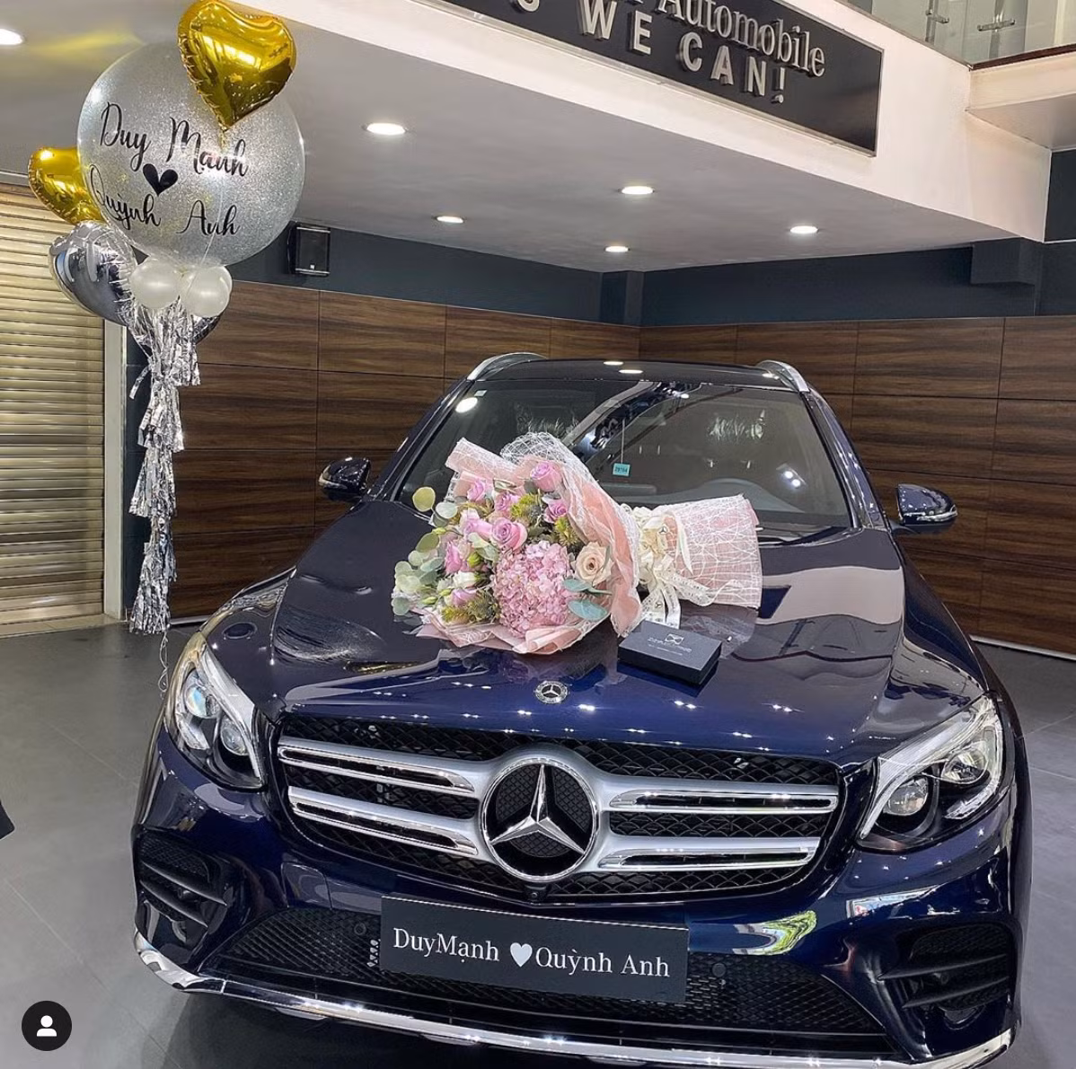 Quỳnh Anh đúng chuẩn "bạn gái nhà người ta" bởi vừa xinh đẹp lại tài giỏi. Ở tuổi 23, cô nàng khoe tự mua xế hộp đắt tiền mà không phải xin bố mẹ.