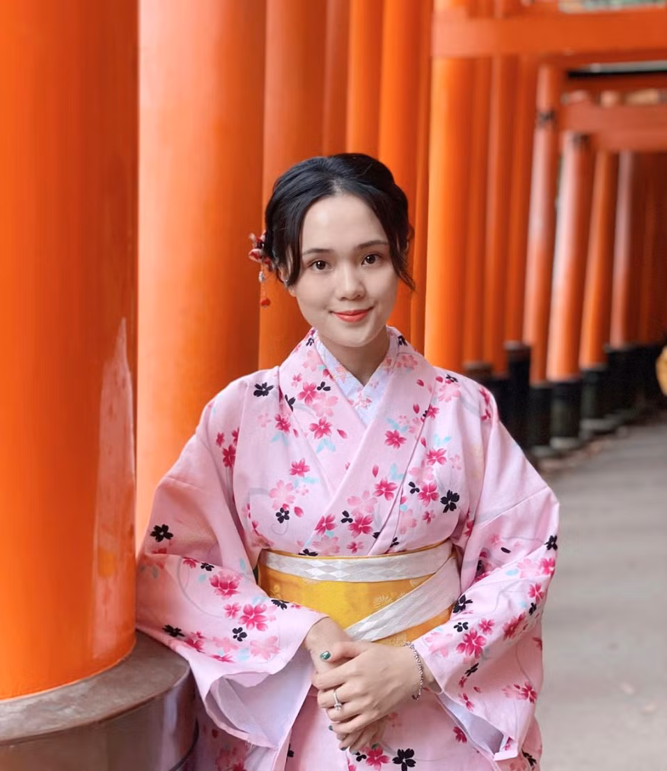 Quỳnh Anh, bạn gái Duy Mạnh là nàng WAG nổi tiếng vì chỉ sử dụng hàng hiệu và có cuộc sống ngập trong nhung gấm. Trên trang cá nhân, cô nàng thường xuyên chia sẻ những lần mua sắn những đồ hiệu đắt tiền mà không phải ai cũng dám mơ tới.