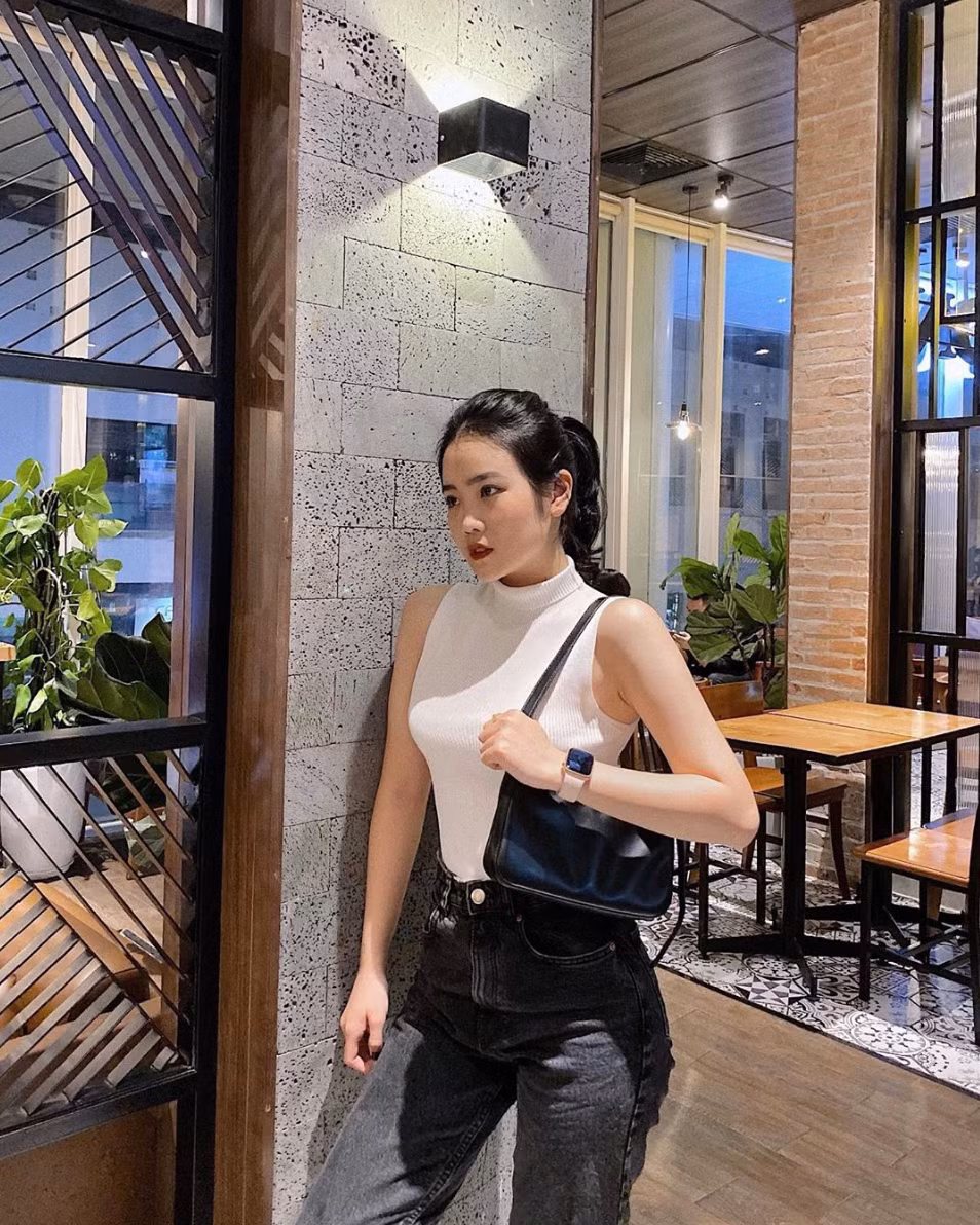 Hoàng Anh Ốc, bạn gái Văn Hậu cũng là hot girl khá siêng năng trong việc kiếm tiền. Dù không kinh doanh nhưng cô nàng kiếm kha khá từ việc làm KOL, quảng cáo các sản phẩm trên trang cá nhân.