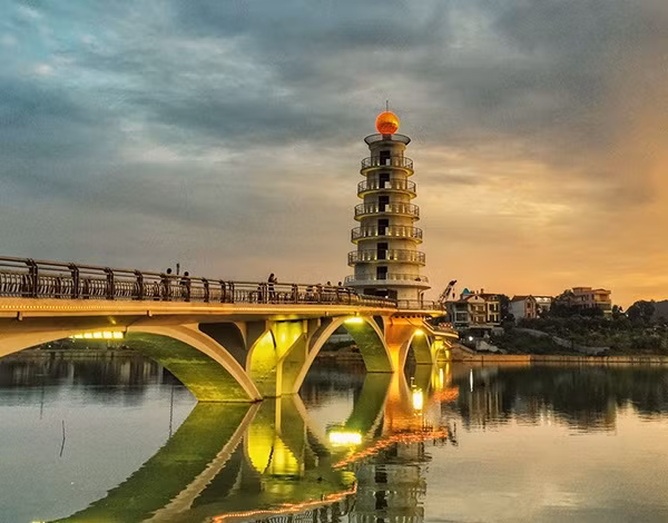 Theo đúng thiết kế, cầu đi bộ bắc qua hồ Đầm Cả, với kiến trúc lạ mắt và hệ thống đèn trang trí đồng bộ khiến nhiều người trầm trồ.