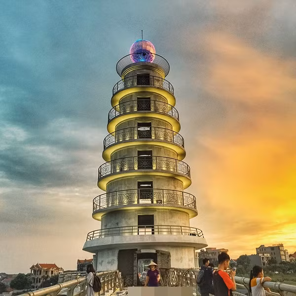 Điểm nhấn của cầu đi bộ công viên Văn Lang là tòa tháp 7 tầng ở trụ giữa hồ, với đỉnh tháp là quả cầu kính chiếu sáng. Ở giữa từng tầng có thang bộ uốn cong để du khách ngắm cảnh.