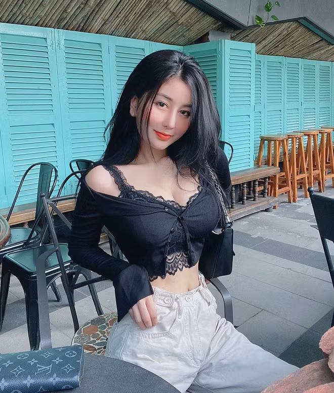 Không công bố thu nhập rõ ràng nhưng với lượng follow khủng ở cả trang cá nhân lẫn công việc, chắc chắn việc kinh doanh của Ngọc Trân khá thuận buồm xuôi gió.
