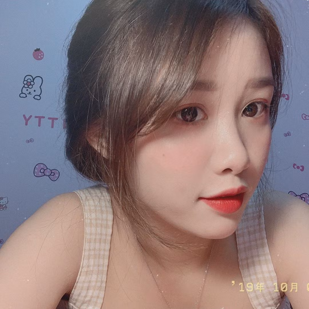 Bên cạnh đó, hot girl cũng khẳng định công việc hiện tại cô có được hoàn toàn là do nỗ lực của bản thân chứ không hề nhờ cậy tới sự giúp đỡ của mẹ.