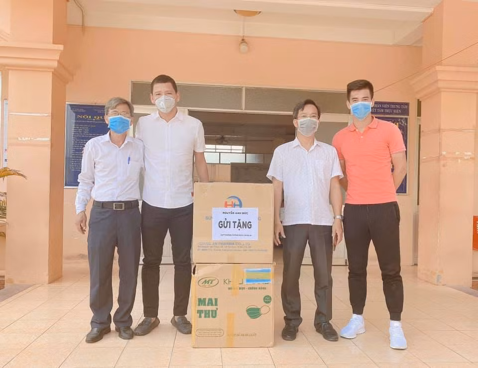 "Một chút công sức nhỏ của Linh và Anh Đức. Hy vọng sẽ có nhiều người chung tay vì 1 cộng đồng không còn COVID-19" - Tiền đạo Becamex Bình Dương Nguyễn Tiến Linh viết trên mạng xã hội.