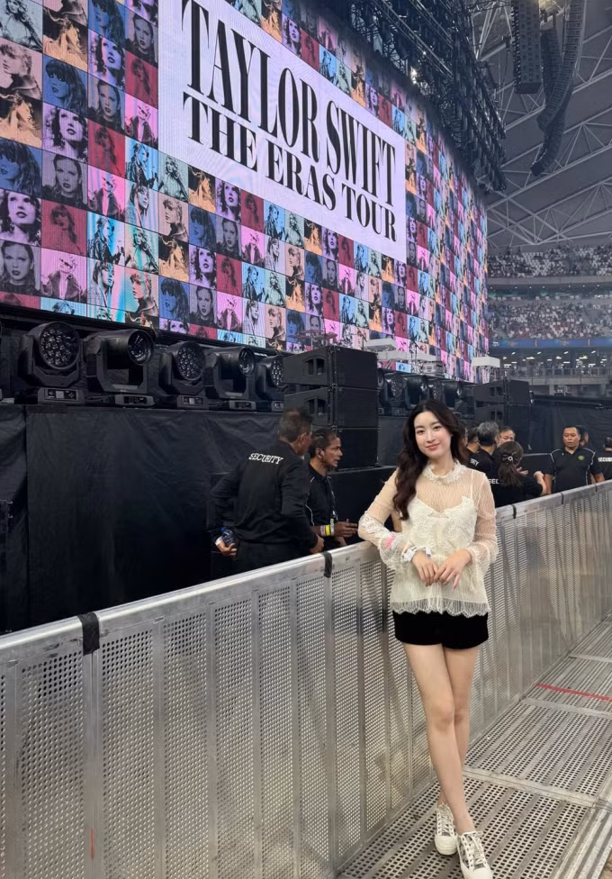Hoa hậu Đỗ Mỹ Linh cũng được ông xã "tháp tùng" đi đu idol