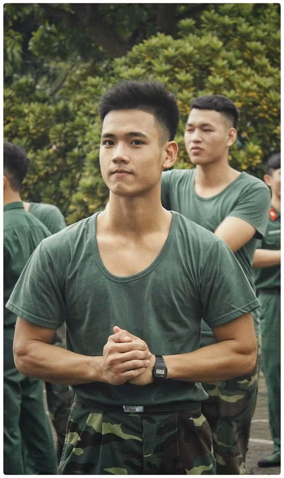 Ngam hot boy truong quan su, hoi chi em sung so doi...
