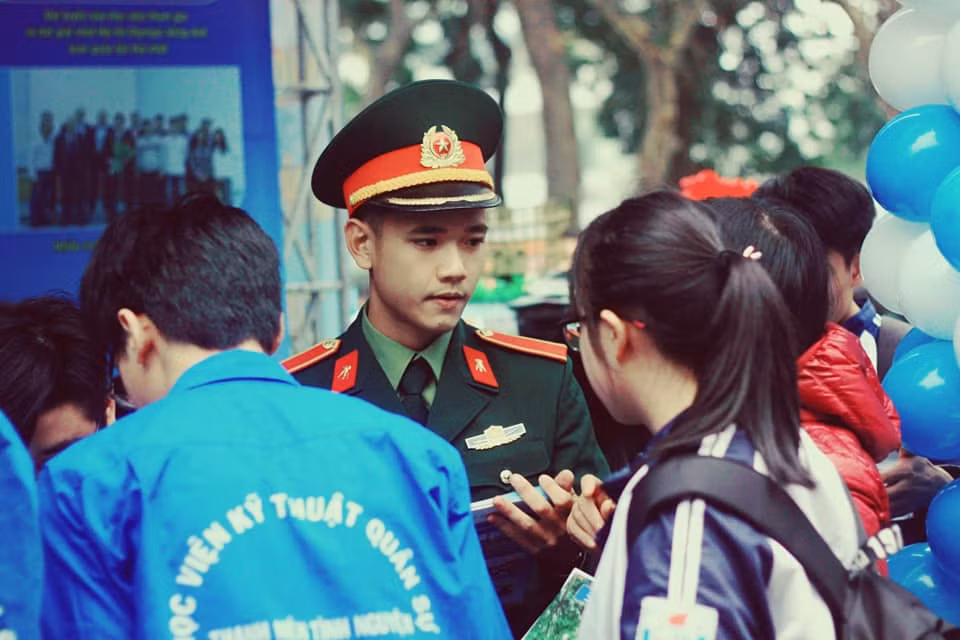 Văn Hà từng xuất hiện trên các tờ báo nhờ vẻ ngoài cực phẩm và thần thái xuất sắc của mình. Tới nay, trang cá nhân của anh chàng có hơn 8.000 lượt theo dõi.