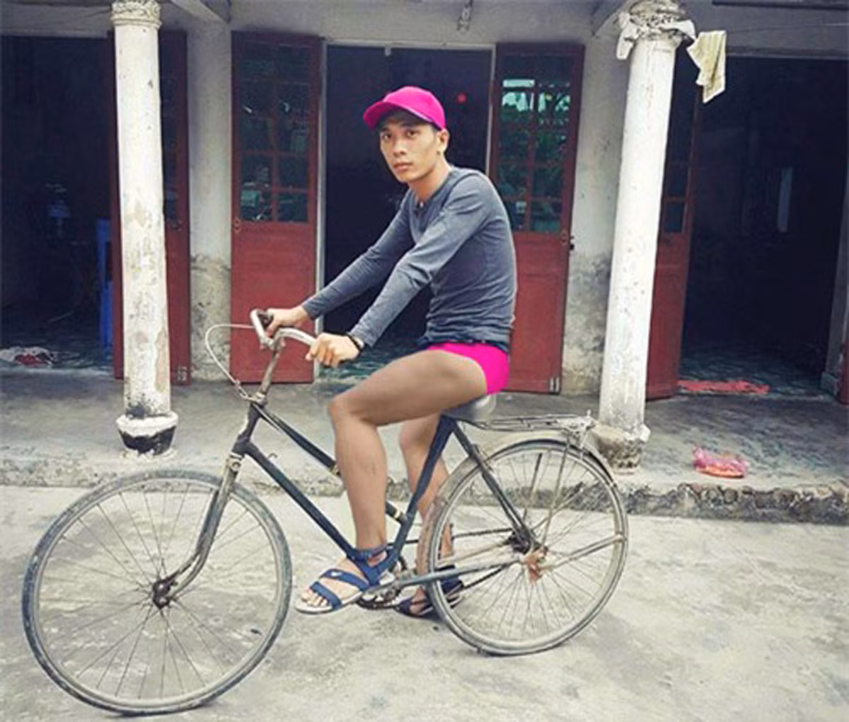 Không cần phải chờ đợi quá lâu, ngay sau đó đã có hàng tá thành phẩm của các "cao thủ" vào góp vui mà khổ chủ chỉ biết méo mặt cười trừ. Đúng là nhờ dân mạng chỉnh ảnh chỉ có thảm họa chứ chẳng được gì tử tế.