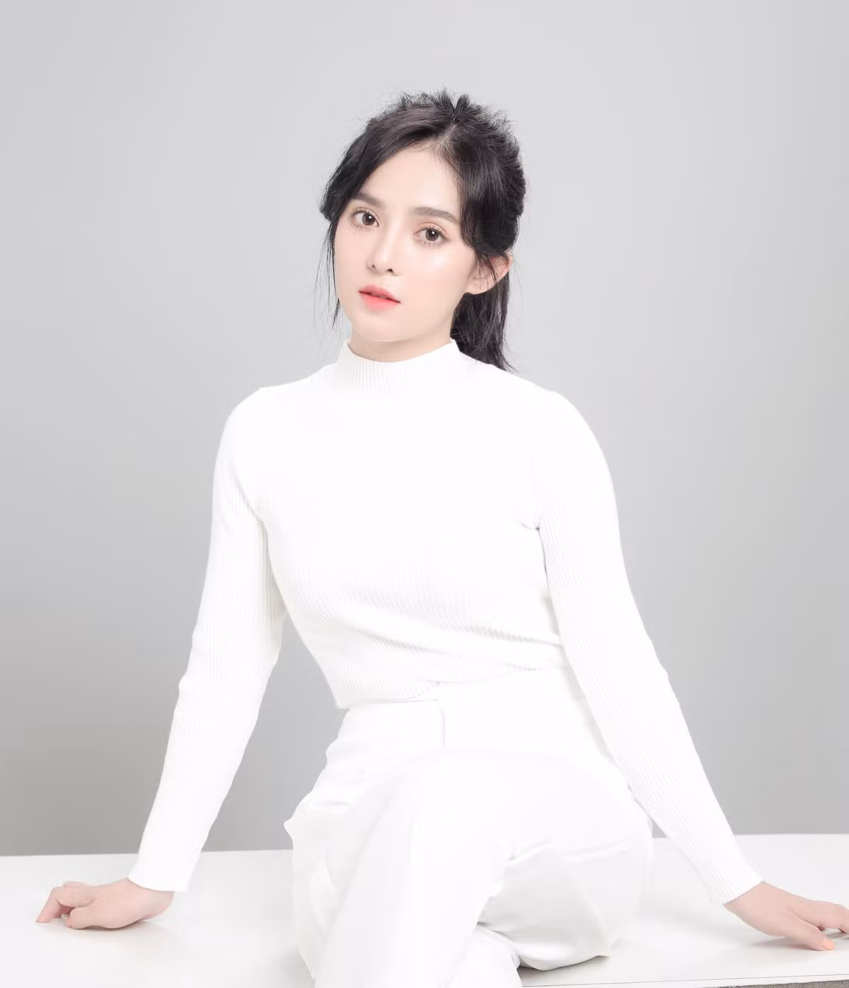 Kim Quý từng cầm mic cho một số chương trình của HTV như là Nụ cười ngày mới, Sự lựa chọn thông minh, Chuyển động ngày mới, Box thư giãn,...
