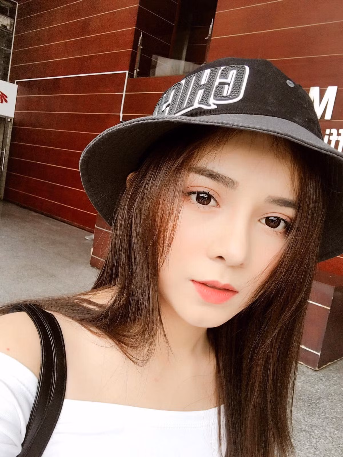 Được biết, nữ MC sở hữu nhan sắc xuất sắc này là Lê Kim Quý (tên thật là Lê Thị Quý), sinh năm 1997, tốt nghiệp khoa Báo chí &amp; Truyền thông trường Cao đẳng Phát thanh - Truyền hình 2.