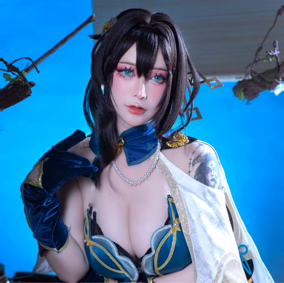 Ngoài đam mê cosplay Hoa Mộc Lan còn được đông đảo cộng đồng mạng biết đến bởi những bộ trang phục đẹp, độc đáo cùng những phụ kiện do chính tay cô làm cho shop online chuyên bán và cho thuê trang phục cosplay do Giang làm chủ.