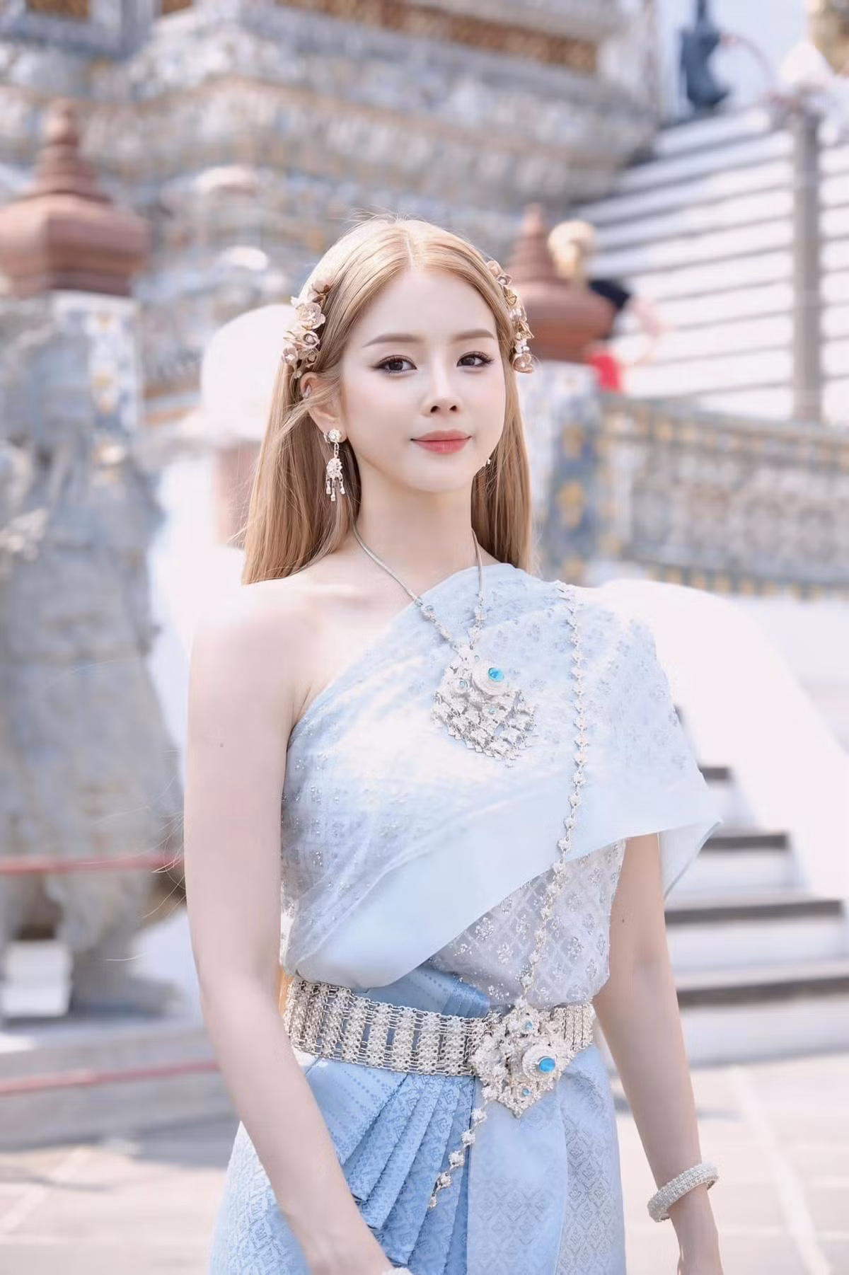 Mie xuất hiện nổi bật trong trang phục truyền thống của Thái Lan.