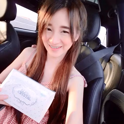 Preaw Napasorn sở hữu nước da trắng đáng ngưỡng mộ và đôi mắt biết cười, bọng mắt to đúng mốt Hàn Quốc.