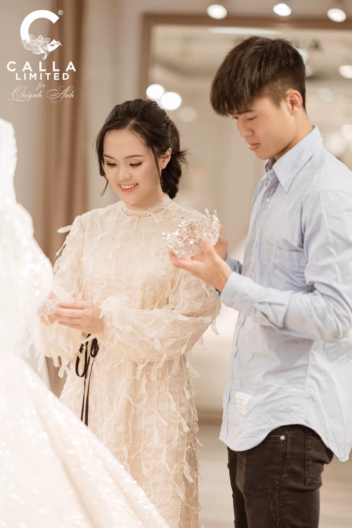 Trong những hình ảnh vợ chồng Duy Mạnh đi thử váy cưới đặt làm riêng, người hâm mộ nhận ra rằng trông nam cầu thủ có vẻ khá đuối sức, anh chàng mặc nguyên một chiếc áo nhàu nhĩ, cười không rạng rỡ như bình thường.