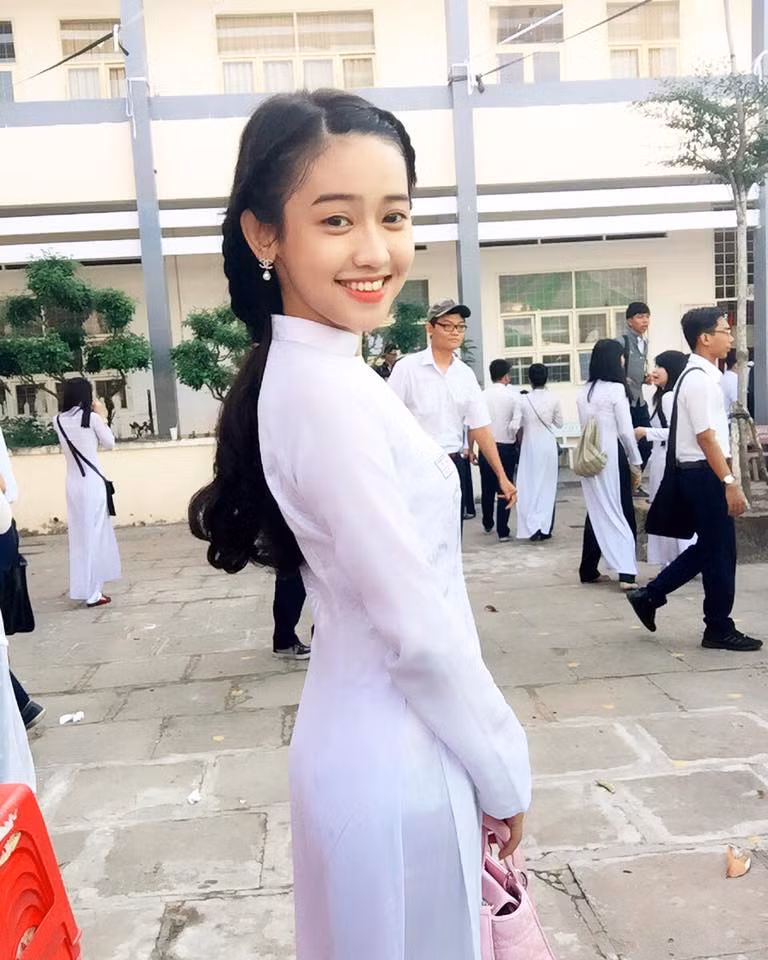 Ở tuổi 21, Thuý Vi có cuộc sống sung sướng, giàu sang với nhà riêng, xế hộp đắt tiền và những chuyến du lịch 5 sao.