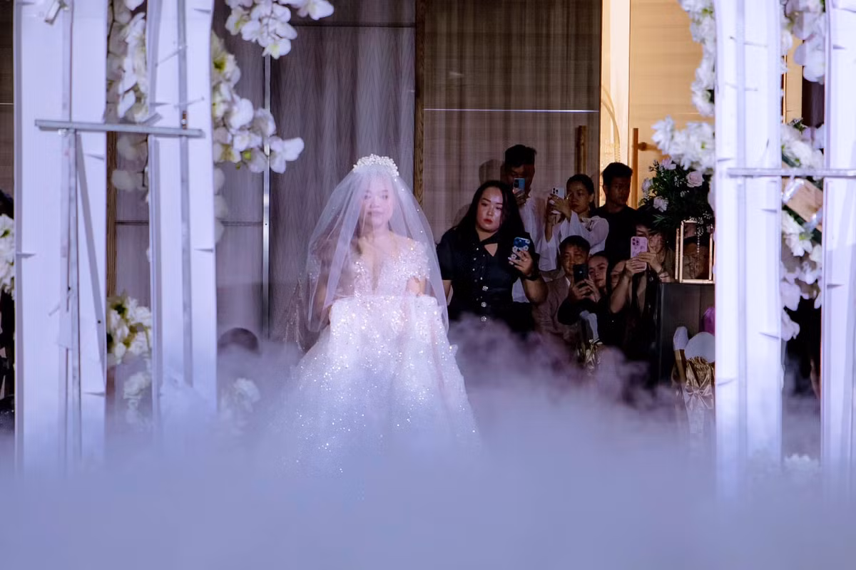 Hình ảnh cô dâu bước ra lễ đường khiến cô nàng không thể chán hơn vì chiếc cổng nham nhở, lộ cả phần khung sườn.