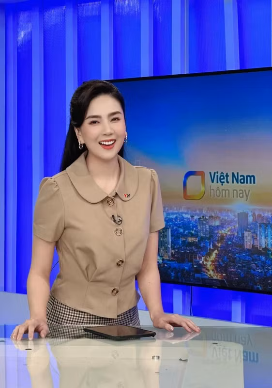 Mai Ngọc tốt nghiệp khoa Báo ảnh tại Học viện Báo chí và Tuyên truyền và từng theo học ngôi trường danh tiếng THPT chuyên Hà Nội – Amsterdam