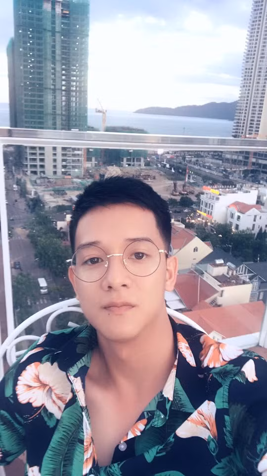 Sau khi bức ảnh được đăng tải, dân mạng lập tức "truy tìm" trang cá nhân của chàng cảnh sát điển trai này.