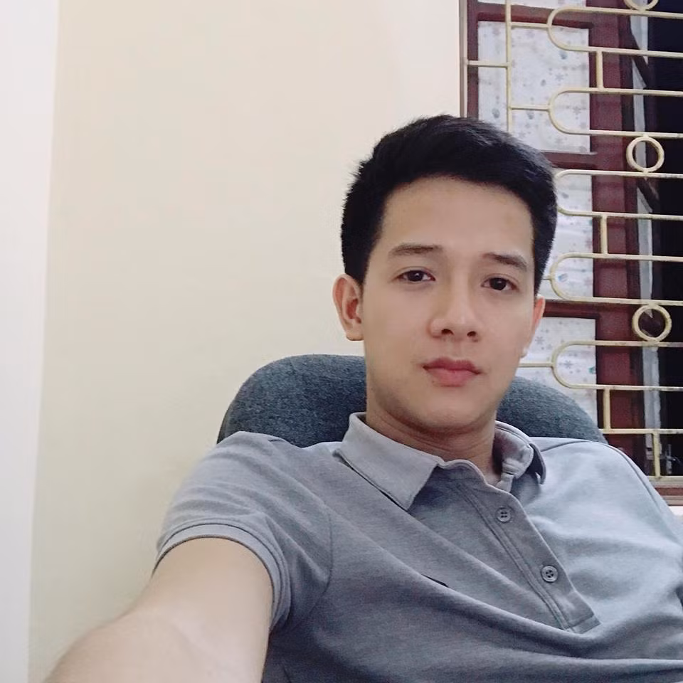 Duy Anh sở hữu gương mặt khá thư sinh với làn da trắng và sống mũi cao. Anh chàng cũng có lợi thế chiều cao với thân hình cân đối, săn chắc.