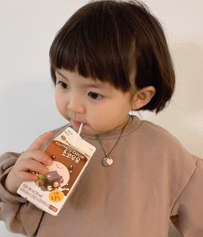 Tóc tém, mái ngắn trên lông mày cùng cặp má bánh bao đã trở thành "thương hiệu" của hot kid Hàn Quốc.