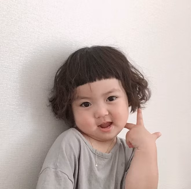 Từ khi 10 tháng tuổi, Rohee đã nổi tiếng trên mạng xã hội Hàn Quốc nhờ clip "đu đưa" theo giai điệu mẹ hát.