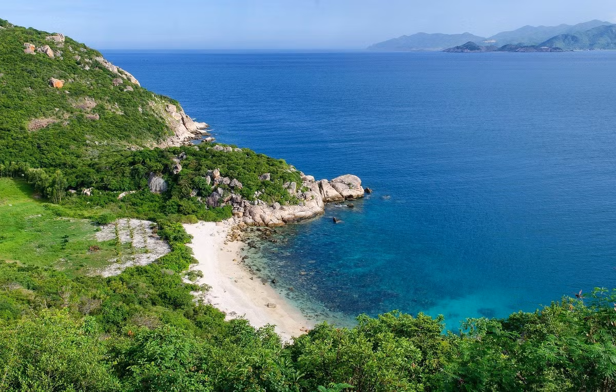 Bình Ba có những bãi biển xanh như ngọc cùng cát trắng tinh vô cùng đẹp. Hệ sinh thái biển tại Bình Ba cũng phong phú, du khách có thể tham gia nhiều hoạt động ngoài trời như câu hải sản, lặn ngắm san hô hoặc tham gia các hoạt động chèo thuyền, lướt sóng