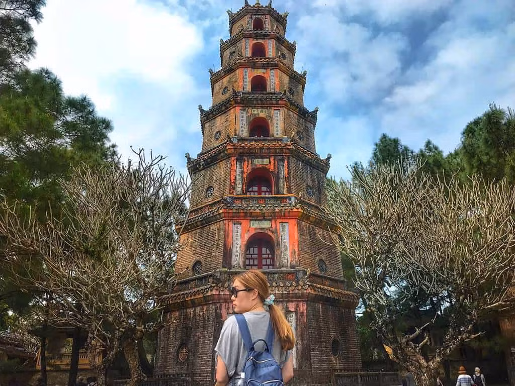 Thời gian gần đây, những địa điểm "sống ảo" ở Huế cũng được lăng-xê nhiệt tình qua các bộ phim ăn khách như "Mắt biếc", "Gái già lắm chiêu",...chính bởi vậy, khi giá cả du lịch đang rẻ, tranh thủ xách ba lô tới Cố đô ngay.