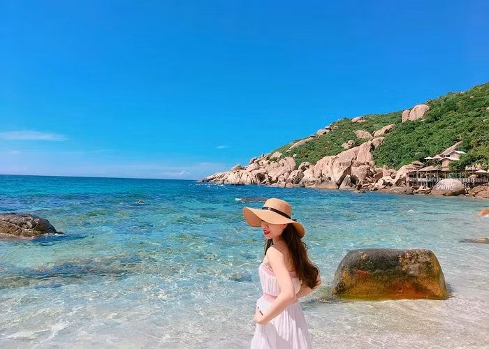 Cũng giống như đảo Thổ Chu thì đảo Bình Ba (Khánh Hoà) cũng là nơi không phải ai cũng được đặt chân tới. Nơi đây cấm hoàn toàn người nước ngoài cũng như kiểm tra rất nghiêm ngặt trước khi du khách lên đảo nên hoàn toàn không phải lo lắng về dịch COVID-19 dù đảo nằm rất gần Nha Trang, nơi đầu tiên phát hiện người nhiễm bệnh tại Việt Nam.