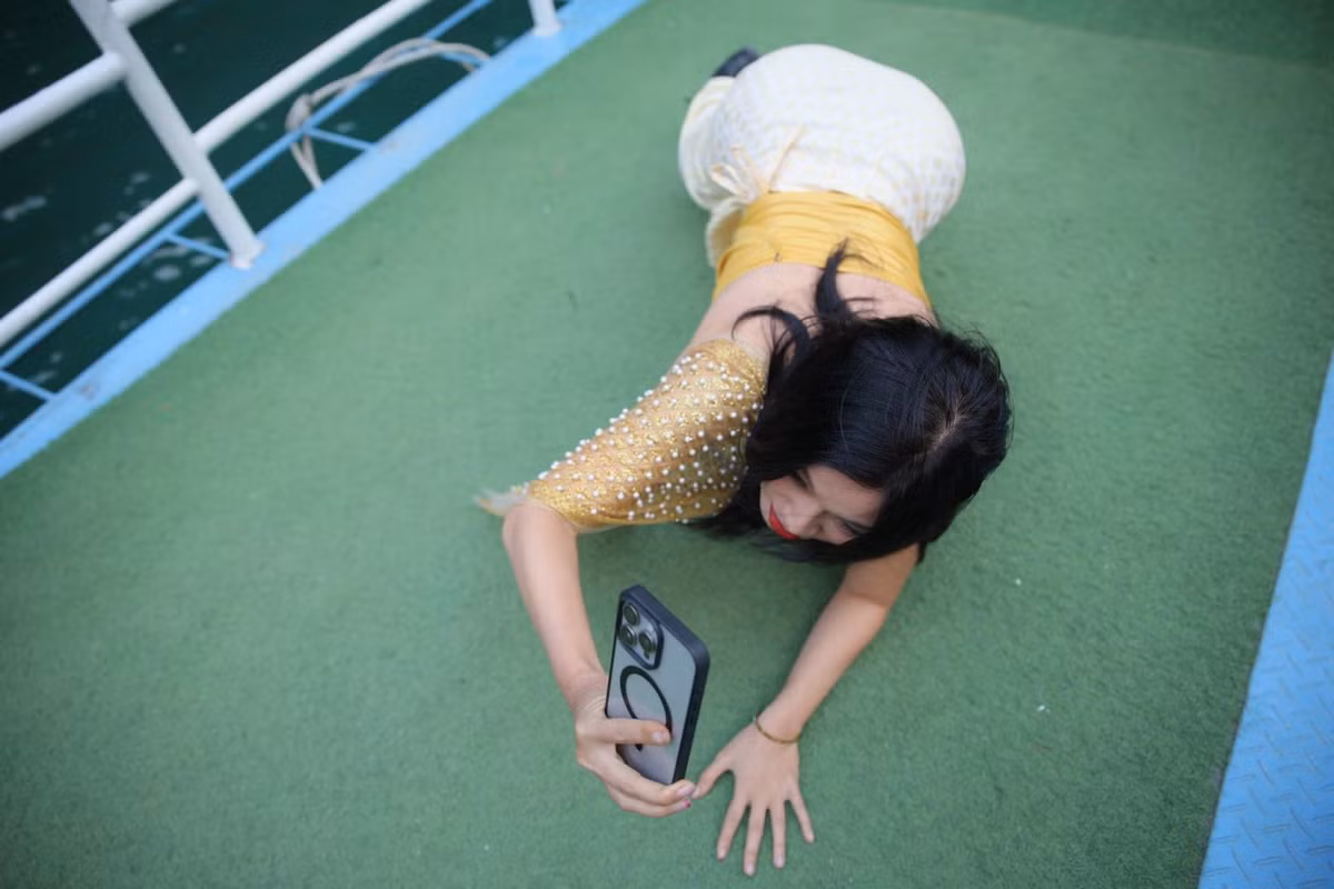 Thậm chí bò cả ra sàn