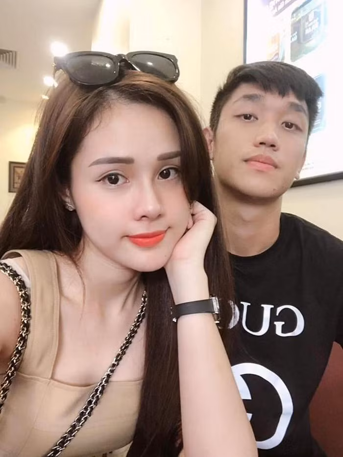 Huyền Trang, bạn gái Trọng Đại hơn người yêu 2 tuổi. Cặp đôi hiện đang gặp trục trặc về tình cảm khi nàng lên mạng xã hội tố bạn trai đem tiền đưa gái lạ đi chơi.