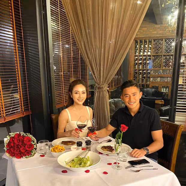 Mới đây, thủ môn Phan Văn Biểu (sinh năm 1998) công khai bạn gái xinh đẹp. Cô nàng là Lan Anh, sinh năm 1996, là gương mặt khá quen thuộc trong nhiều cuộc thi nhan sắc.