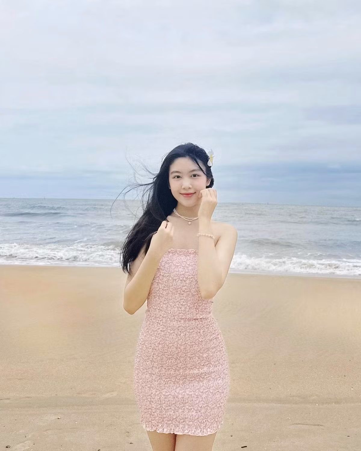 Dù chưa tham gia showbiz hay bất kỳ một hoạt động nghệ thuật nào, tuy nhiên Lọ Lem đã thu về cho mình một lượng fan lớn nhờ nhan sắc trong trẻo xinh đẹp.