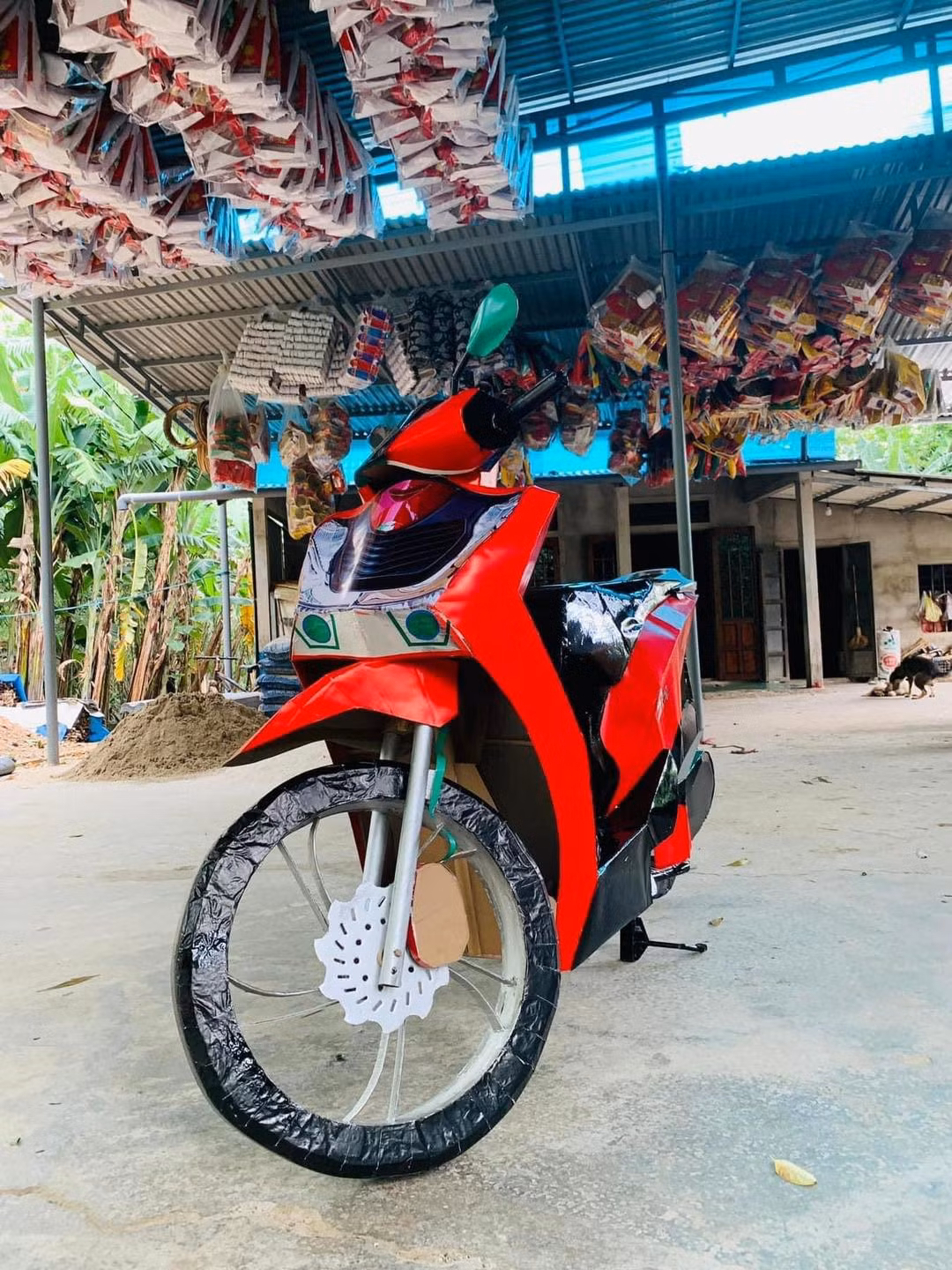 Chiếc xe máy đắt tiền thuộc dòng SH cũng được làm rất đẹp mắt.