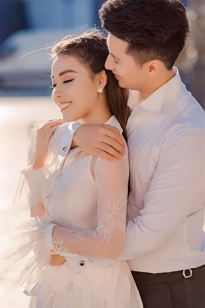 Hiện tại, cuộc sống hôn nhân của Âu Hà My hạnh phúc đến đáng ngưỡng mộ. Chồng nữ giảng viên thường xuyên có những hành động lãng mạn, tặng hàng hiệu đắt tiền cho vợ dù chẳng phải là ngày kỷ niệm của cả hai.