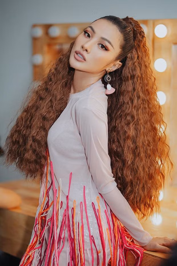 Thời gian qua, lùm xùm lời qua tiếng lại giữa Yaya Trương Nhi và Ngân 98 thu hút sự chú ý của cộng đồng mạng. Ở tình huống mới nhất, nữ diễn viên chia sẻ về việc chính thức hoàn thành giấy tờ gửi lên tòa án kiện hot girl Bình Định tội vu khống, bôi nhọ danh dự.