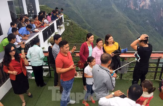 Từ toà nhà Panorama, du khách có thể ngắm những đỉnh núi hùng vĩ, dòng sông Nho Quế. Ảnh: Tiền Phong