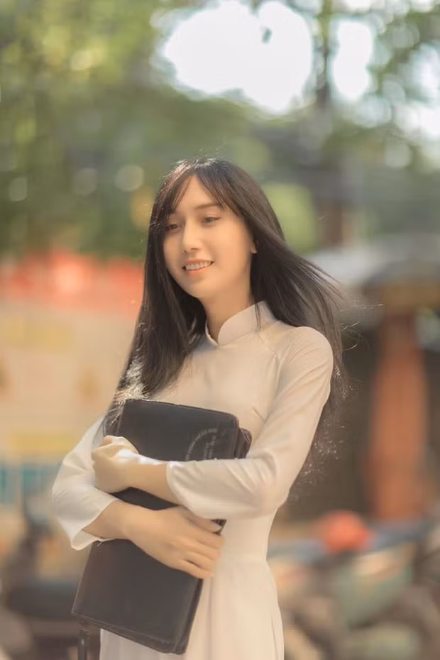 Kể từ khi công khai chuyển giới, Lynk Lee rất chịu khó trau chuốt vẻ ngoài. Nhan sắc của cô ngày càng hoàn thiện, xinh đẹp hơn qua những bộ ảnh hay mỗi lần xuất hiện trước công chúng.