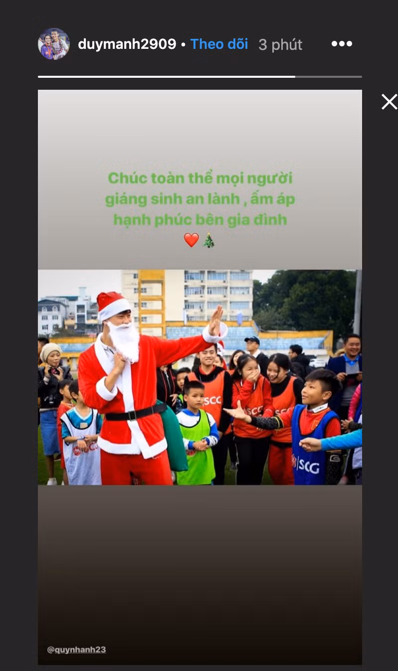 Bên cạnh tuyển U23 Việt Nam, các cầu thủ đàn anh ở nhà cũng có một mùa Giáng sinh cực kỳ vui vẻ, Duy Mạnh khoe ảnh hoá trang thành ông già Noel tặng quà cho các em nhỏ.