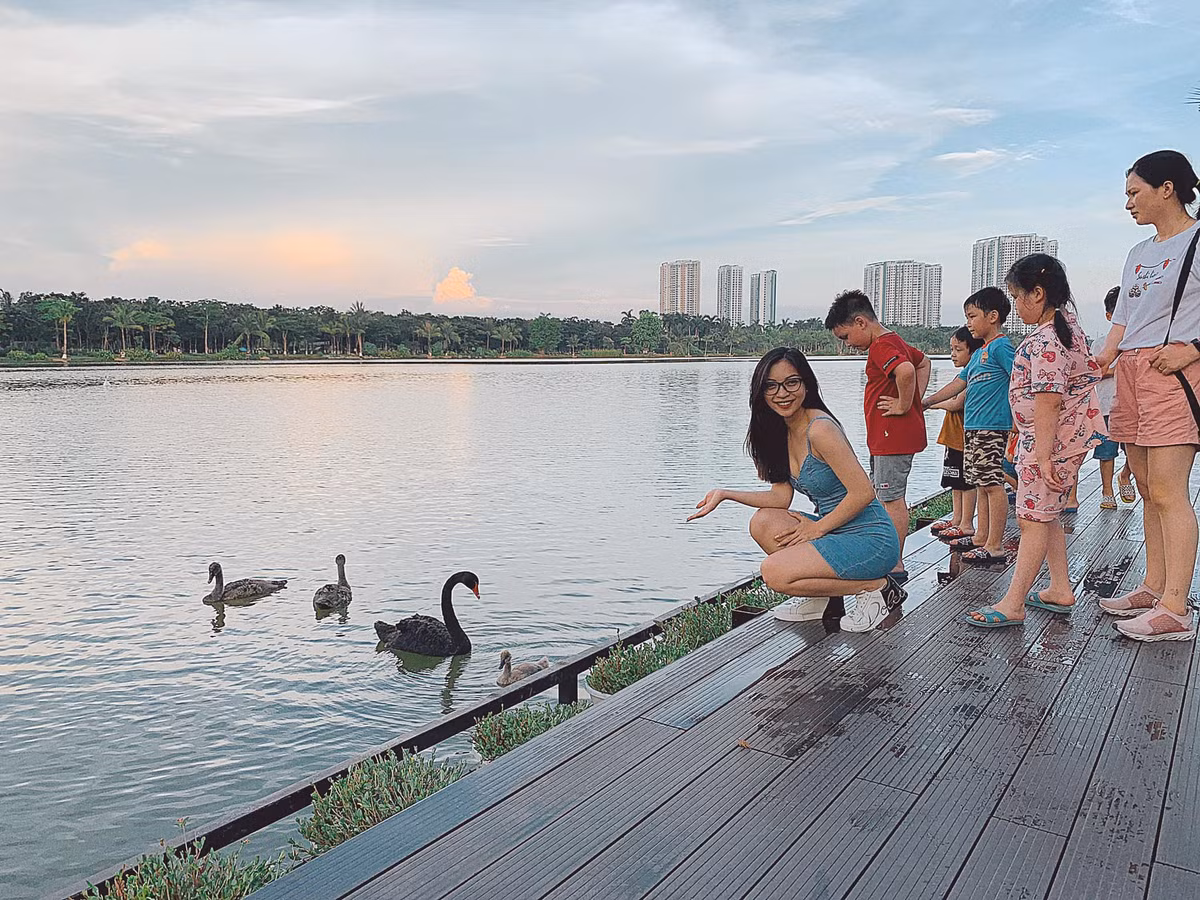 Nhật Lê được biết đến là mối tình đầu sâu đậm của anh chàng tiền vệ tài năng Quang Hải. Cặp đôi này đã trải qua 3 năm mặn nồng bên nhau trước khi "giông bão" kéo tới.