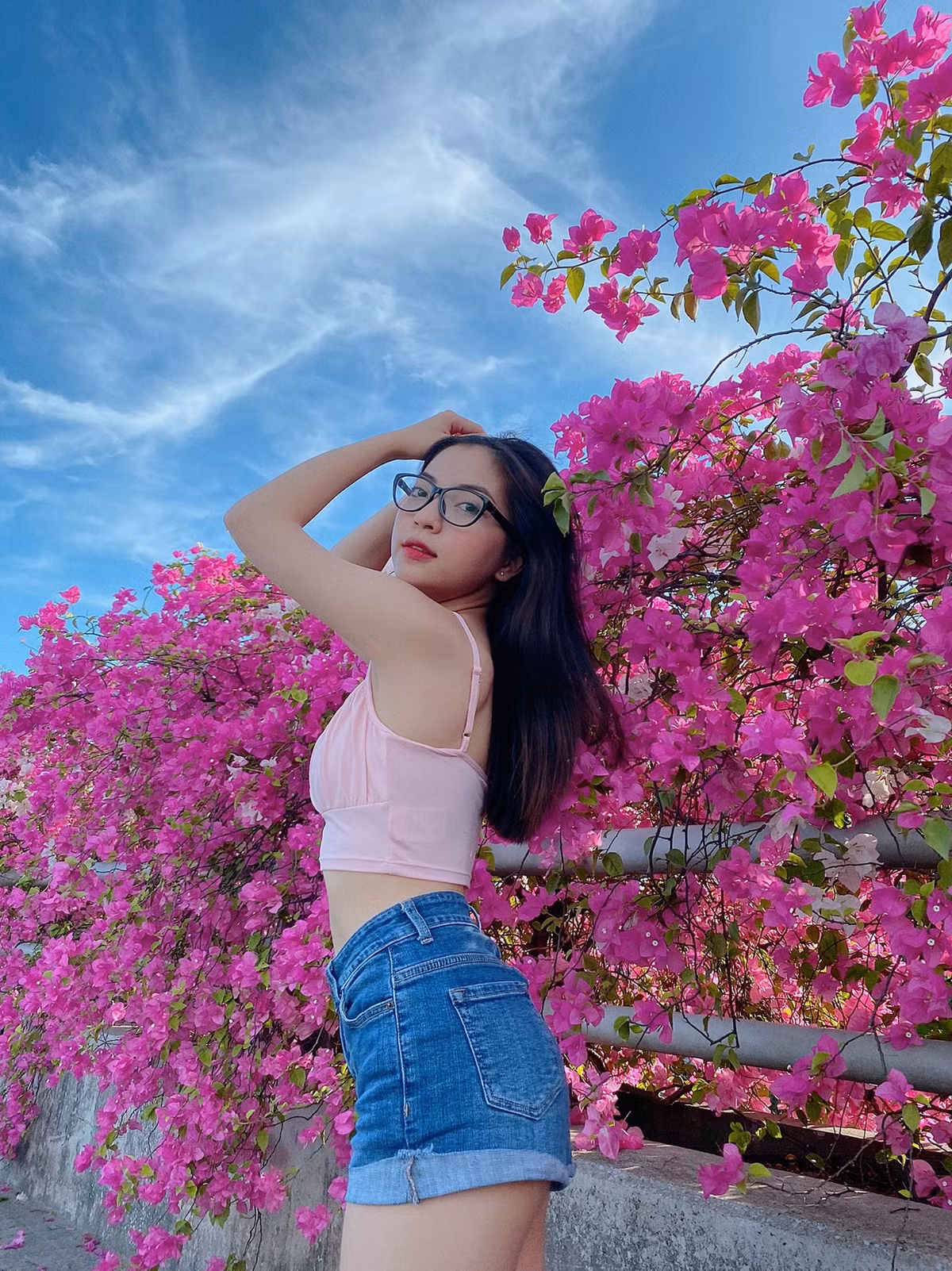 Vẫn vô tư như không có chuyện gì xảy ra, Nhật Lê đã tung nhiều hình ảnh thả dáng bên dàn hoa giấy "tím lịm tìm sim" đang cực hot tại Hà Nội, khiến người xem lác mắt.
