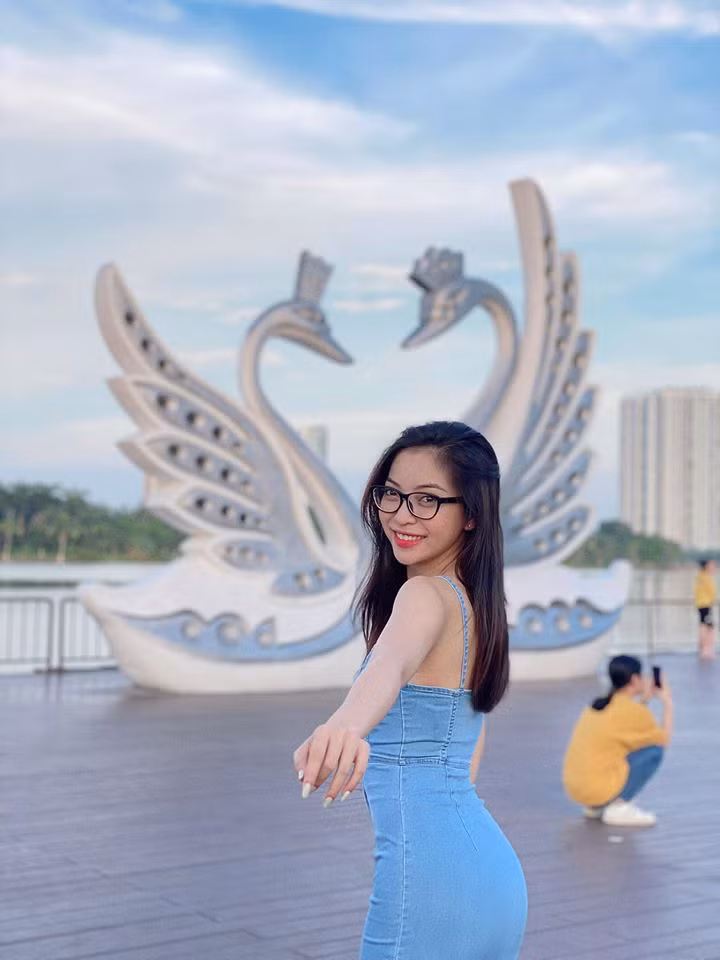 Sau nhiều lần "gương vỡ lại lành" Nhật Lê và Quang Hải đã chính thức chia tay vào đầu năm 2020. Sau đó chàng cầu thủ đã công khai bạn gái mới có tên Huỳnh Anh.