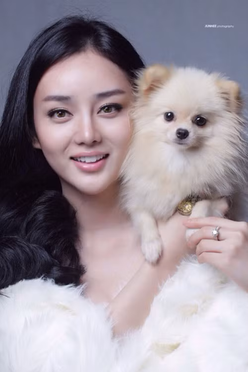 Phẫu thuật thành công, Angela Minh Châu trở thành hot girl đẹp hoàn mỹ với vẻ ngoài thuần khiết và được nhiều người quan tâm và đặt cho biệt danh "Phạm Băng Băng Việt Nam".