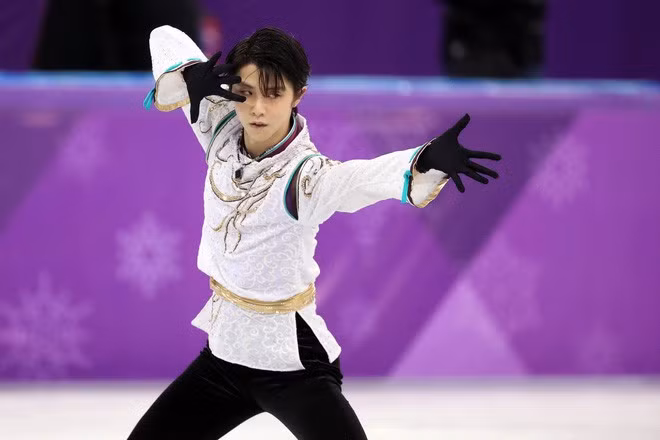 Ngay lập tức, dân mạng đặt ra câu hỏi VĐV trượt băng Nhật Bản Yuzuru Hanyu là ai mà lại được nhiều người yêu mến đến vậy? Tìm ra mới biết, anh chính là "quốc bảo" của đất nước mặt trời mọc, được người dân yêu mến gọi là "hoàng tử sân băng".