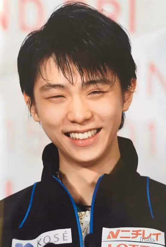 Yuzuru Hanyu sở hữu nhan sắc cực kỳ điển tra, đôi mắt híp và nụ cười rạng rỡ khiến người hâm mộ truỵ tim. Thế nhưng anh chàng lại sở hữu thân hình có nhút nhỏ con, khá gầy và chiều cao 1m72.