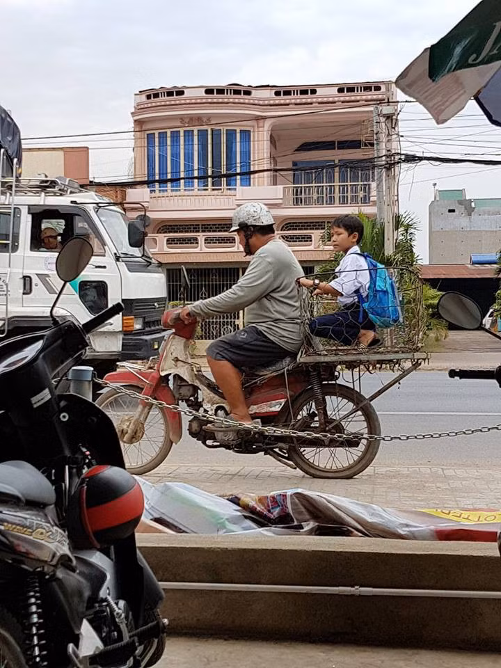 Phía sau lưng bố, là cả khoảng trời bình yên và đẹp đẽ đến lạ. Sau này khi lớn, bố không còn đủ sức chở che ai cũng sẽ nhận ra, những ông bố đã gồng gánh trên vai những nặng nhọc gì.