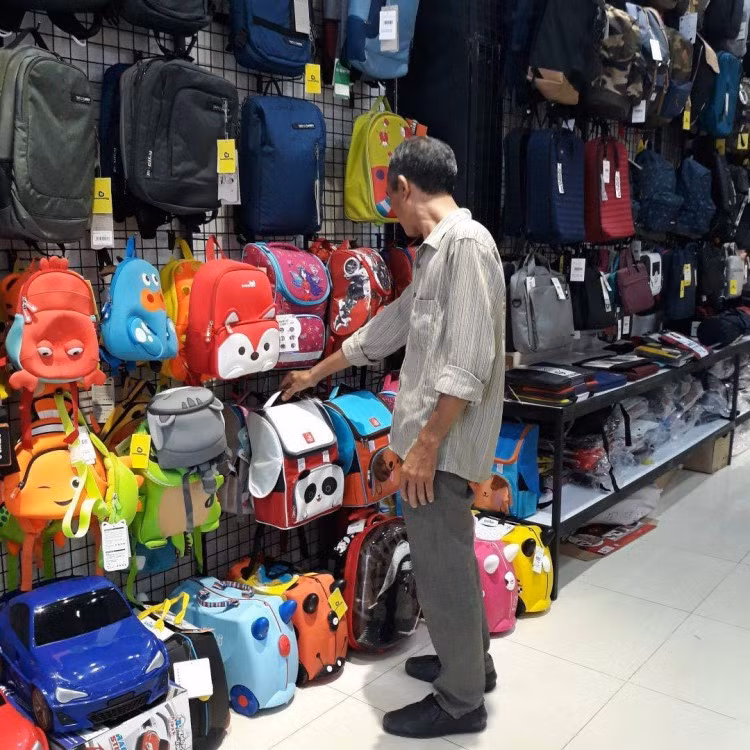Dù thiếu thốn nhưng bố luôn mong muốn con có cuộc sống đủ đầy, bằng bạn bằng bè.