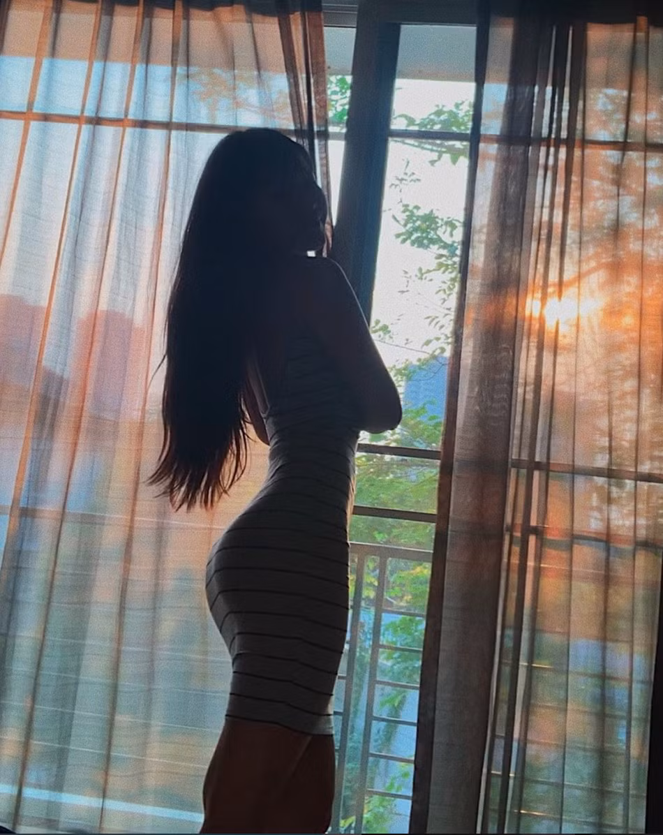 Là "hot girl phòng tập" và làm HLV gym lên việc Yến Xuân sở hữu thân hình nóng bỏng là điều không hề lạ. Cô nàng có body vòng nào ra vòng đấy cực hút mắt, bảo sao mà khiến thủ thành điển trai nhất Việt Nam mê như điếu đổ.
